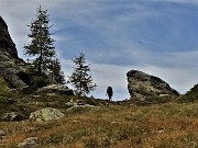 59 Risalendo per traccia al colletto per il Lago della paura 